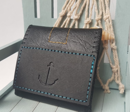 Wickeltäschchen vintage schwarz/schwarz mit bernsteinfarbiger und türkiser Naht. Motiv und Grösse wählbar.